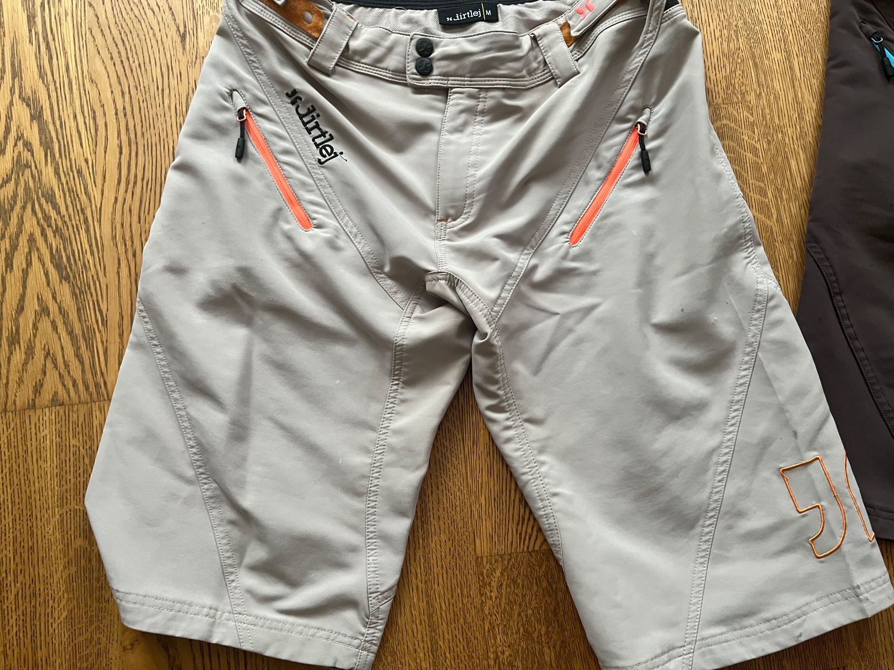 Pantalons: Dirtlej Shorts – D'occasion à Jaberg par tequila73 3