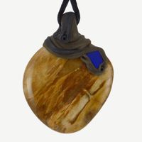 Versteinertes Holz als Steinanhänger mit Lapislazuli