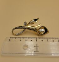Goldene Brosche mit Perlen und Strass