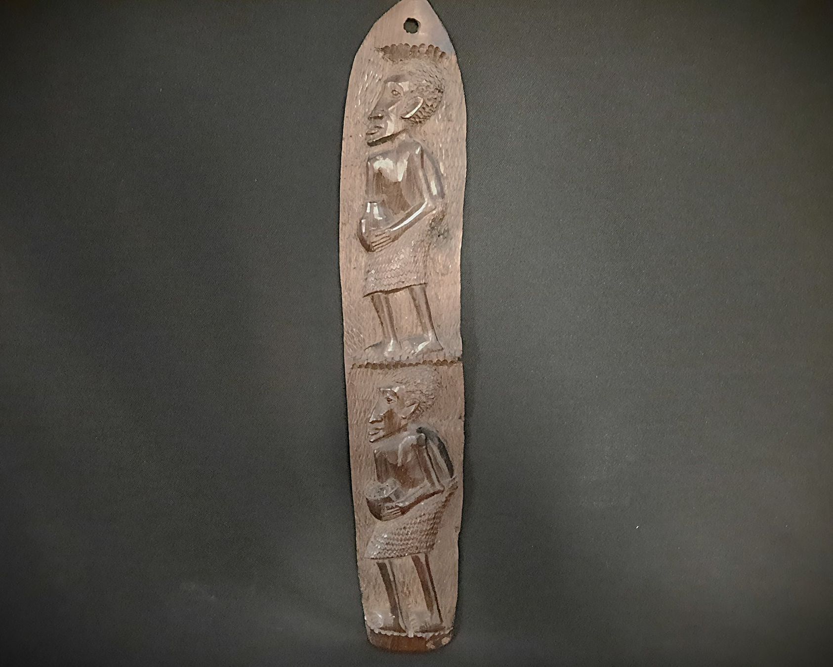 Skulpturen & Statuen: Afrikanisches Relief auf Ebenholz Schild – Gebraucht aus Beinwil am See von Restwert_Beinwil 2