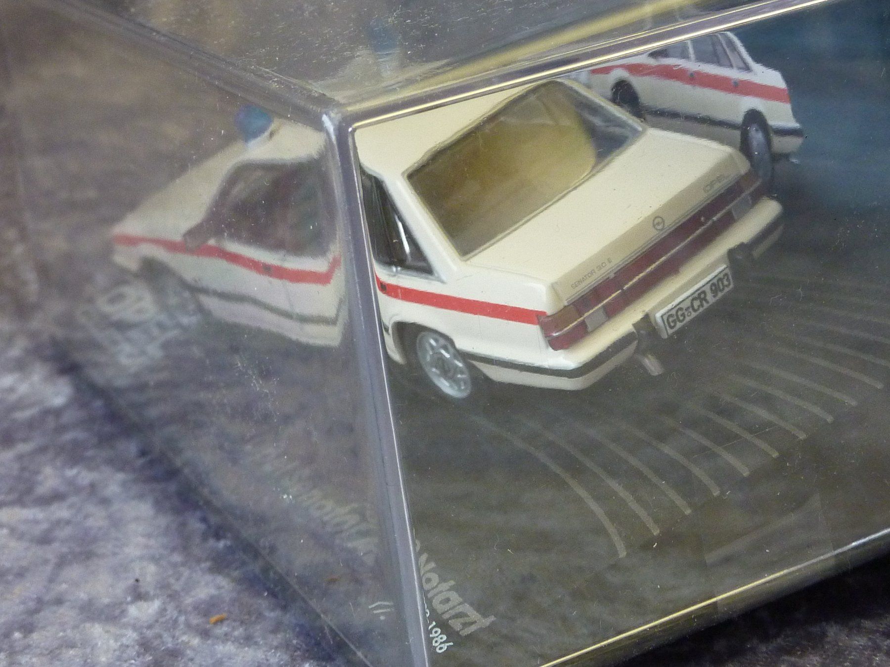 Opel Modellini d'auto: Opel Senator A2 Notarzt 1:43 – Nuovo e nell'imballaggio originale da Dürrenäsch venduto da modellautos4you 2