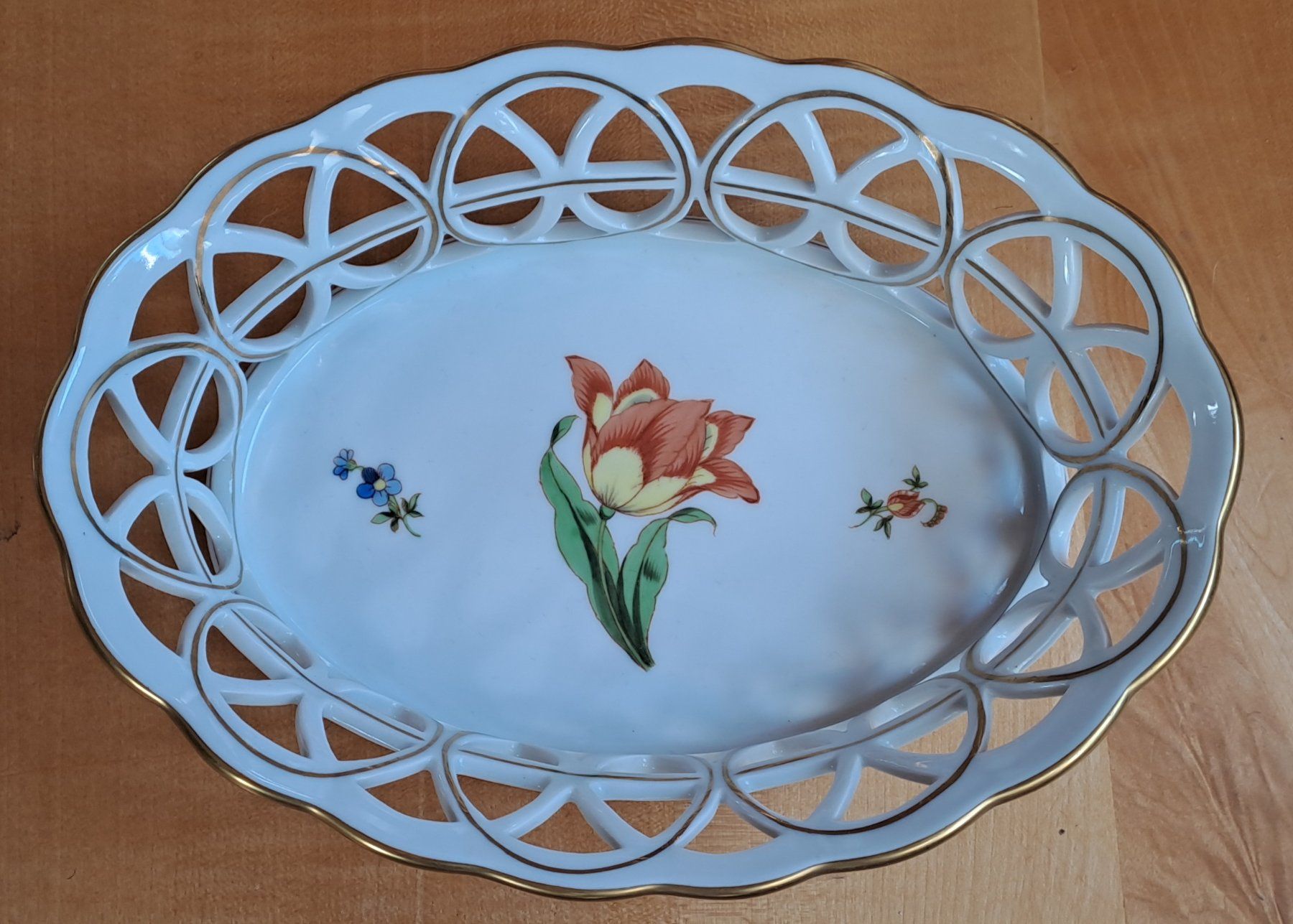 Herend Ciotole: Herend Porzellankorb mit Blumendekor – Usato da Trogen venduto da Limboo