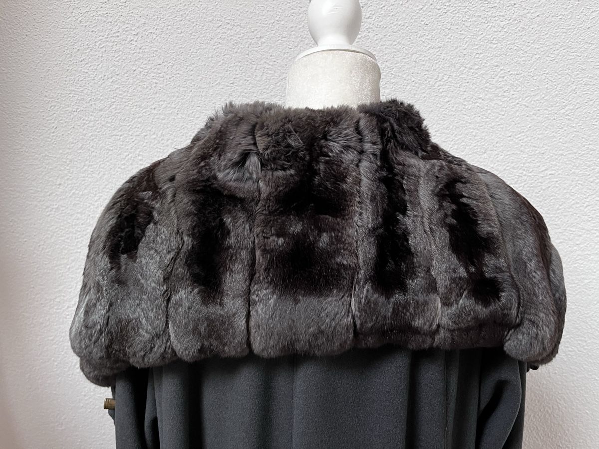 Cappotti: Kaschmirmantel Grau mit eingefärbtem Chinchillapelz Gr. 44 – Usato da Sirnach venduto da Gozogo 3