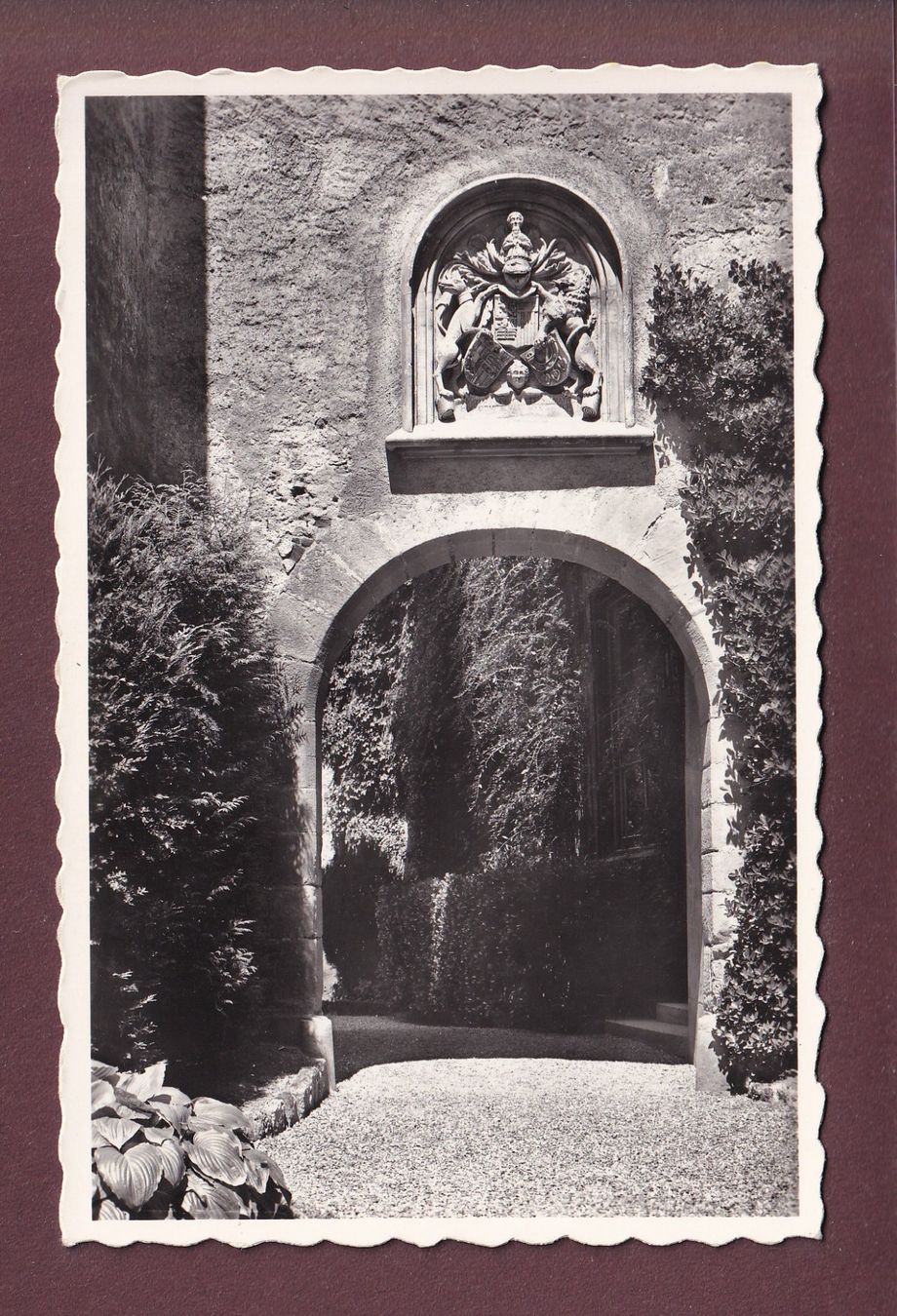 Cartes postales: LA SARRAZ - Entrée du Château – D'occasion à Pully par nicecards