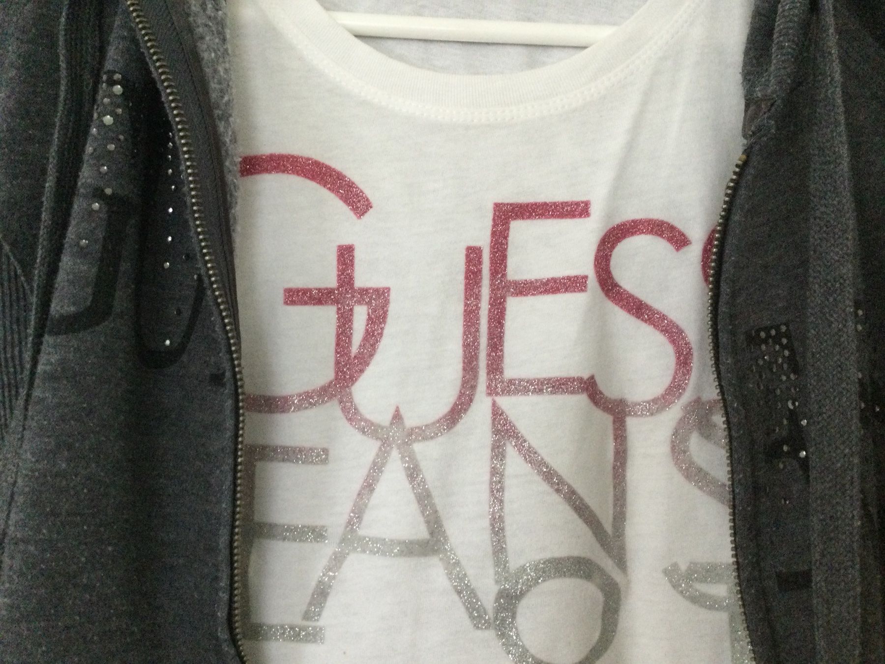 Guess Kleiderpakete: Guess Kapuzenpullover mit 2 Guess T-Shirt Gr. S – Gebraucht aus Baar von negombo 1