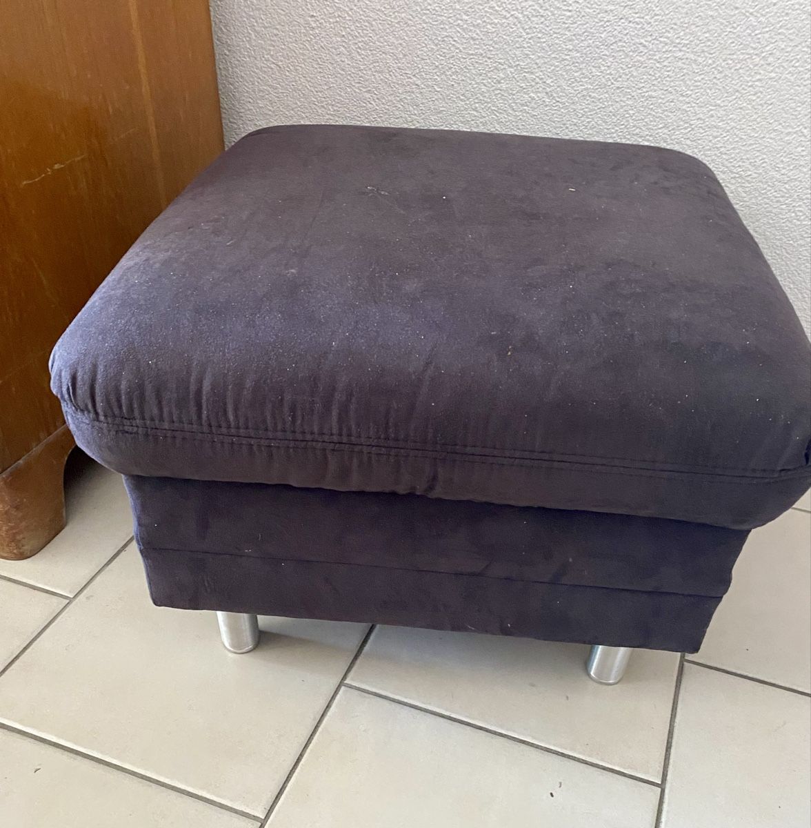 Divani: Ecksofa mit Hocker dunkelgrau Stoff guter Zustand – Usato da Kirchdorf BE venduto da Teamfanki 1