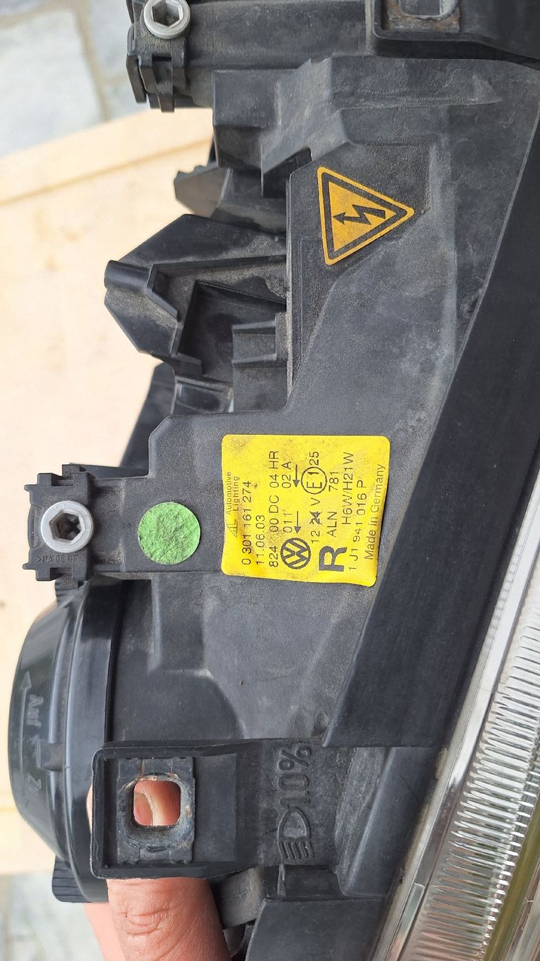 VW Fari: VW Golf 4 Xenon Scheinwerfer Rechts – Usato da Li Curt venduto da F..R 2