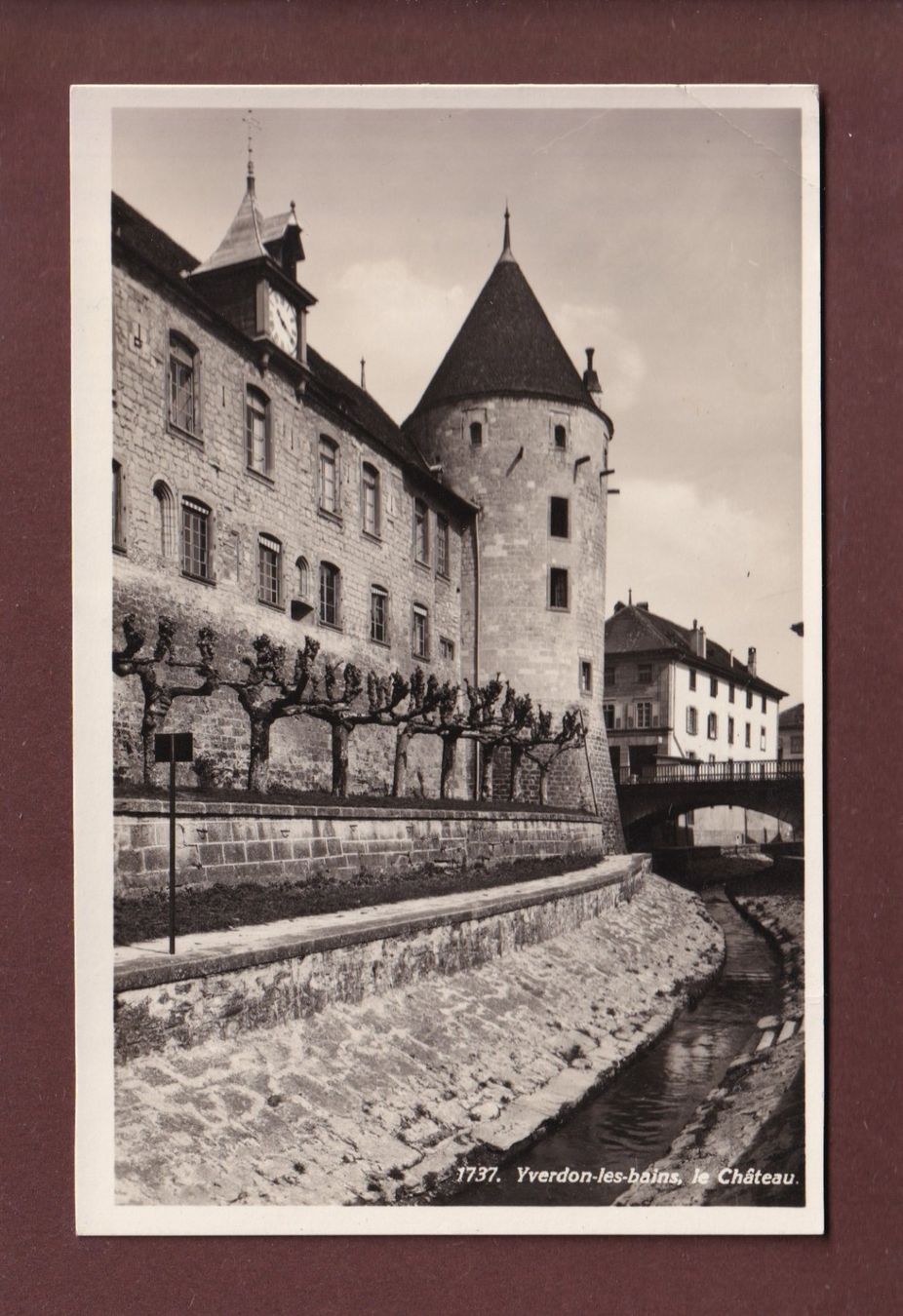 Cartoline postali: YVERDON - Château // pli d'angle // – Usato da Pully venduto da nicecards