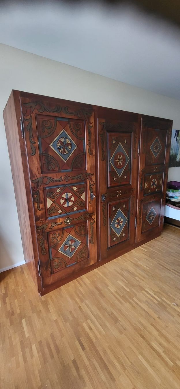 Armadi: Wunderschöner Bauernschrank bemalt Atelier Rogenmoser – Usato da Röschenz venduto da Bravo1234 1
