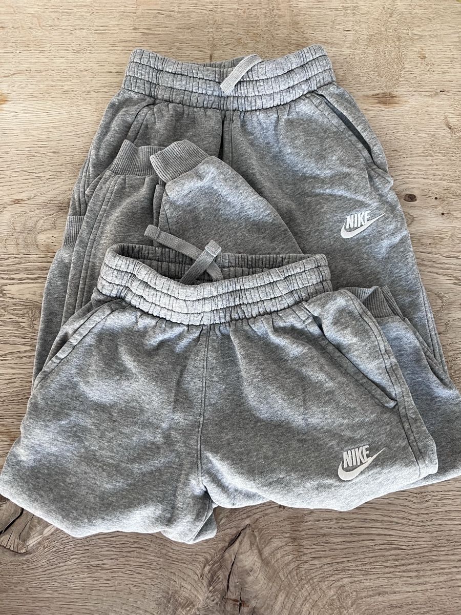 Nike Hosen: Trainerhosen Nike 128 – Gebraucht aus Ernetschwil von Ruebli04