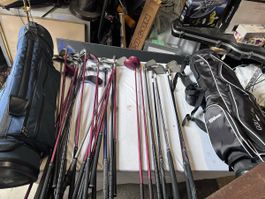 Verschiedene Golfschläger mit Taschen ( 65)