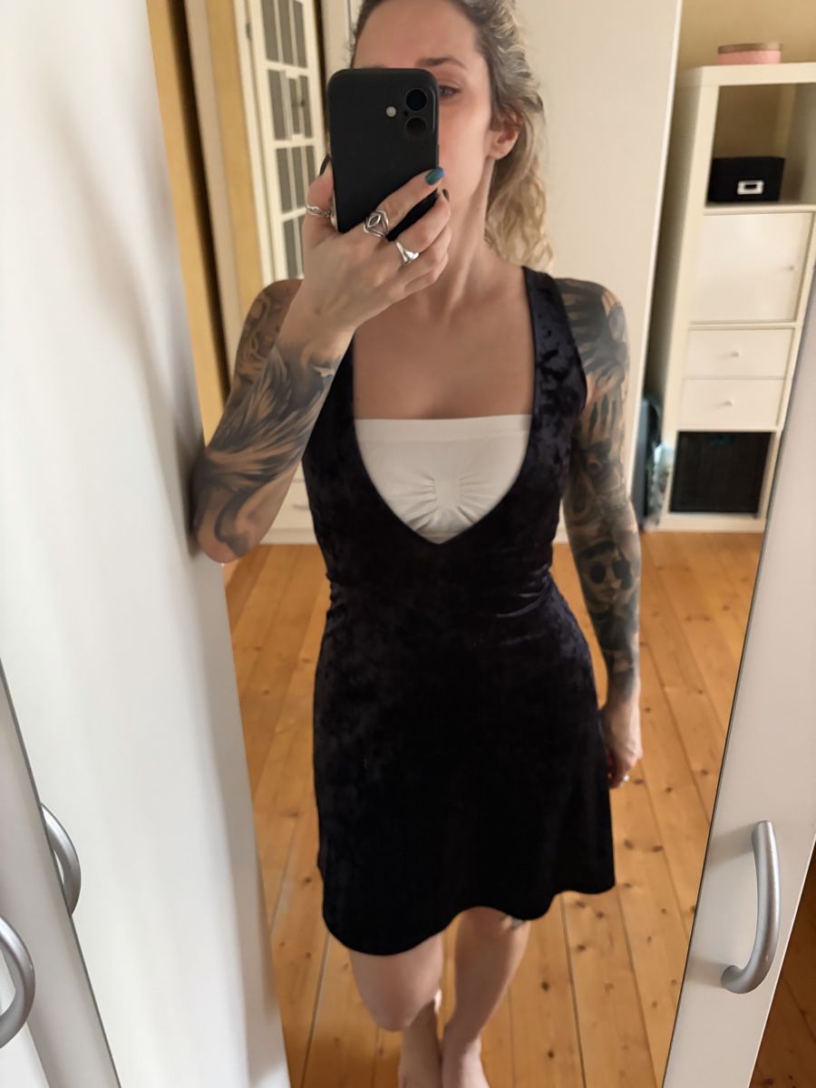 H&M Kleider: Ärmelloses Samtkleid XS – Gebraucht aus Basel von Zamba 4