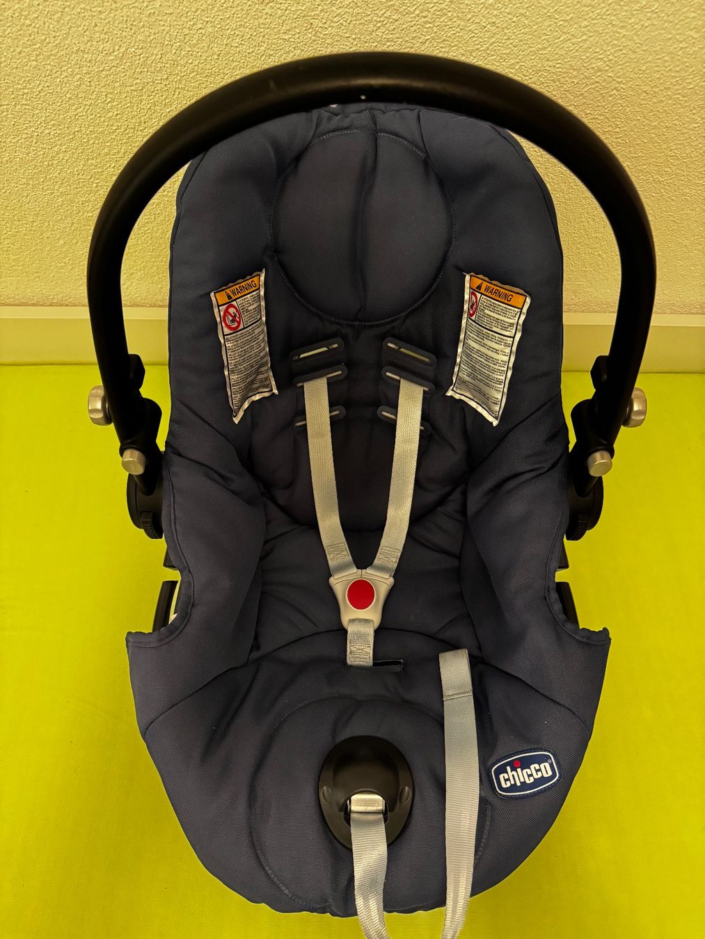 Chicco Seggiolini per auto: Chicco Babyschale / Kindertrage Auto-Kindersitz inDunkelblau – Usato da Grossdietwil venduto da RSW032 1