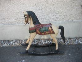 Schaukelpferd mit Sattel und Zaumzeug aus Holz
