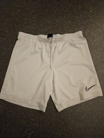 Nike Fussballshorts weiss Grösse L neuwertig 