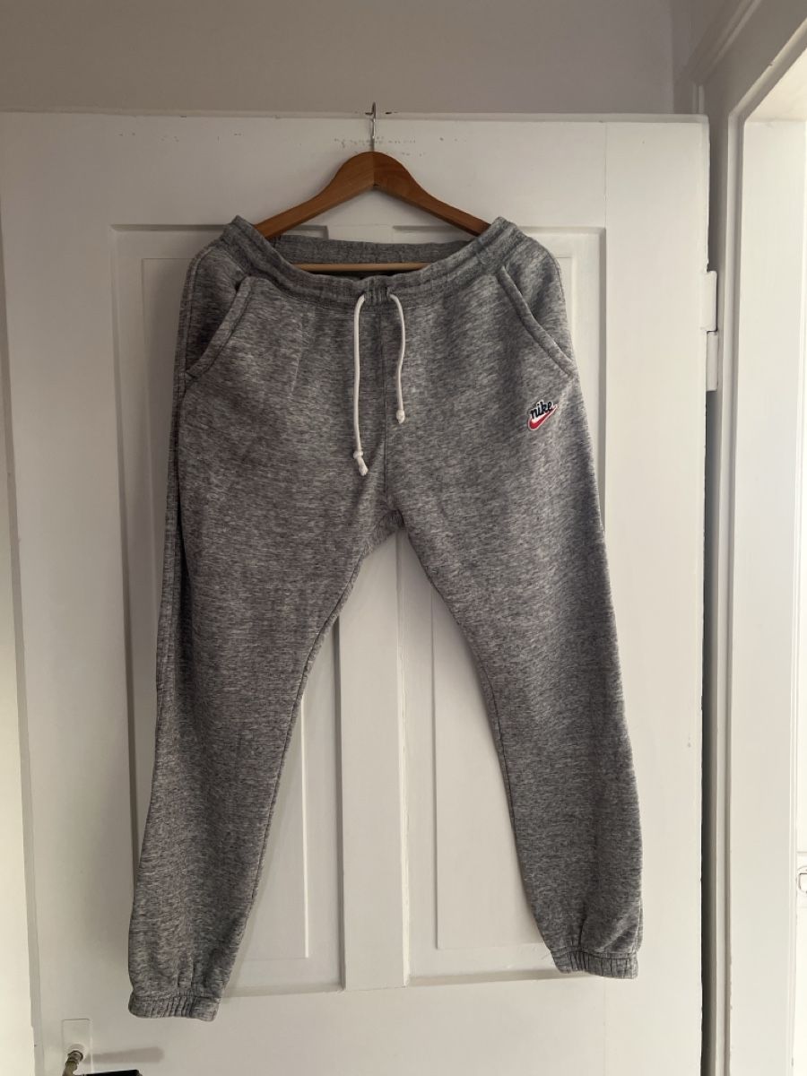 Nike Pantalons: Nike Jogginghose  – D'occasion à Biel/Bienne par Sev.mart