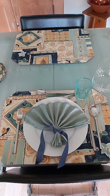 Set di tavolo e panche: Edle Tischsets + Servietten, pro Set – Usato da Uetendorf venduto da Ladouce 1