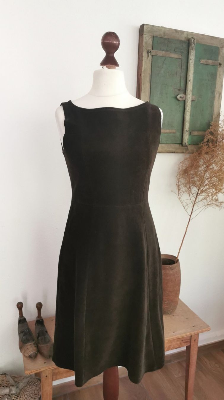 Kleider: The Swiss Label Cordkleid Gr. M – Gebraucht aus gachnang von tibus1