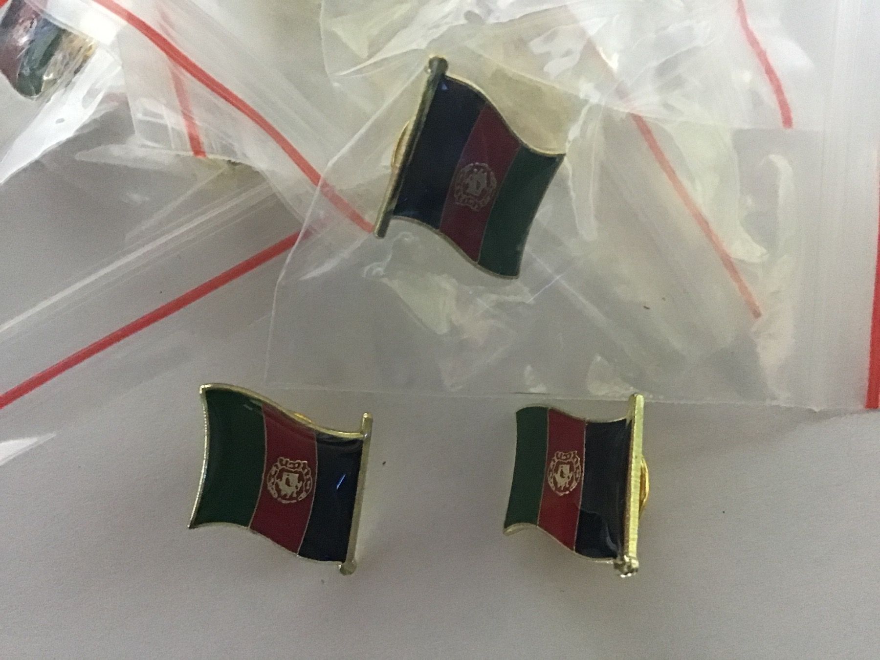 Plaketten & Abzeichen: 30 pins drapeaux de l’Afghanistan – Neu und originalverpackt aus Lausanne von topthai