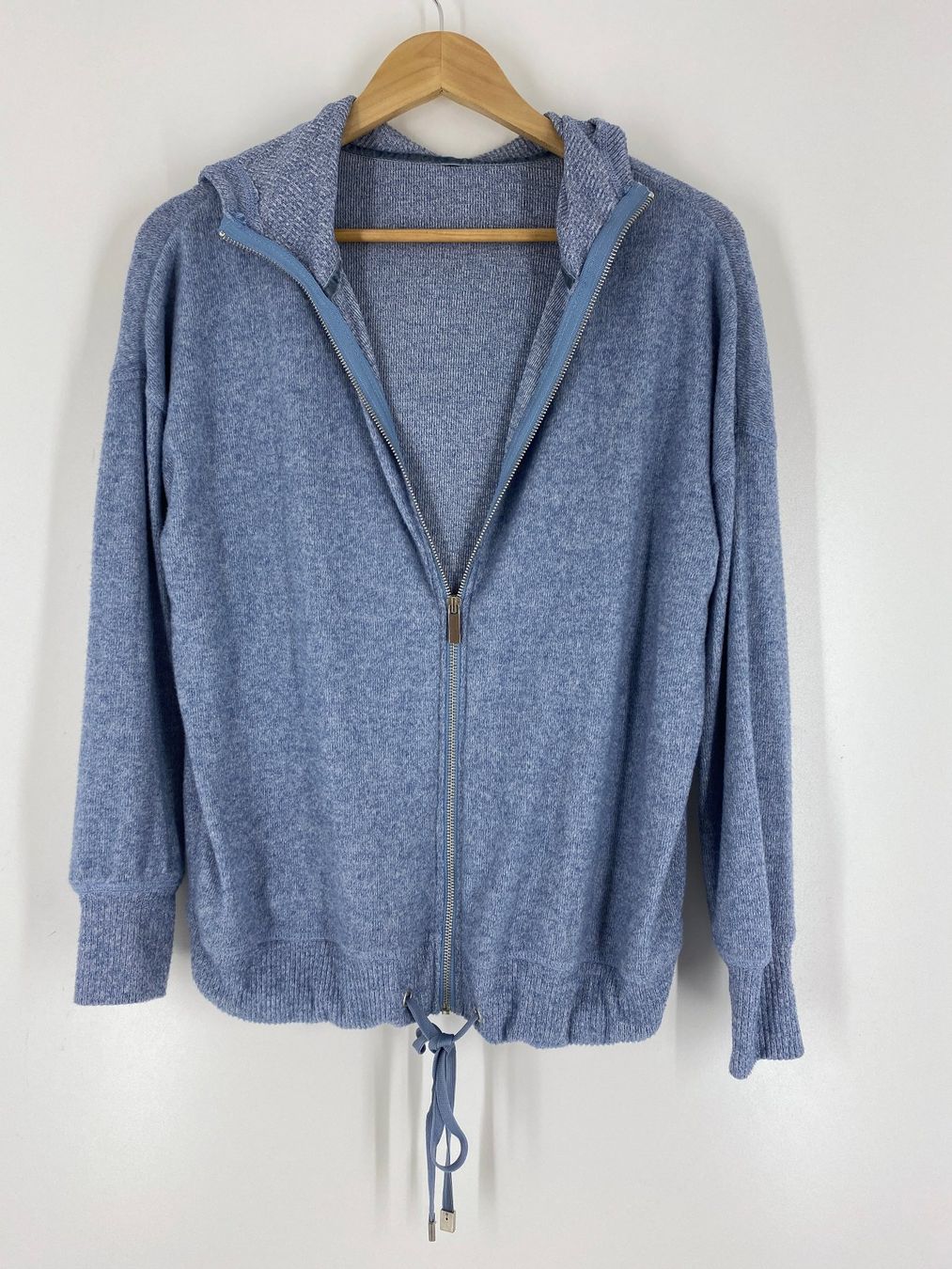 Jacken: weiche Feinstrickjacke mit Kapuze, hellblau, Grösse M – Gebraucht aus Mülligen von Chleeblatt1941 1