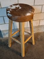 Barhocker mit Echt-Fellbezug - Holzbeine