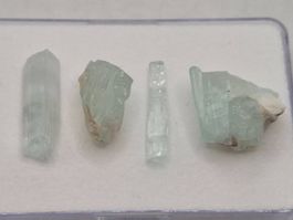Lot Aquamarin roh total 19.7ct.