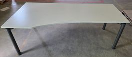 geschwungener Bürotisch weiss