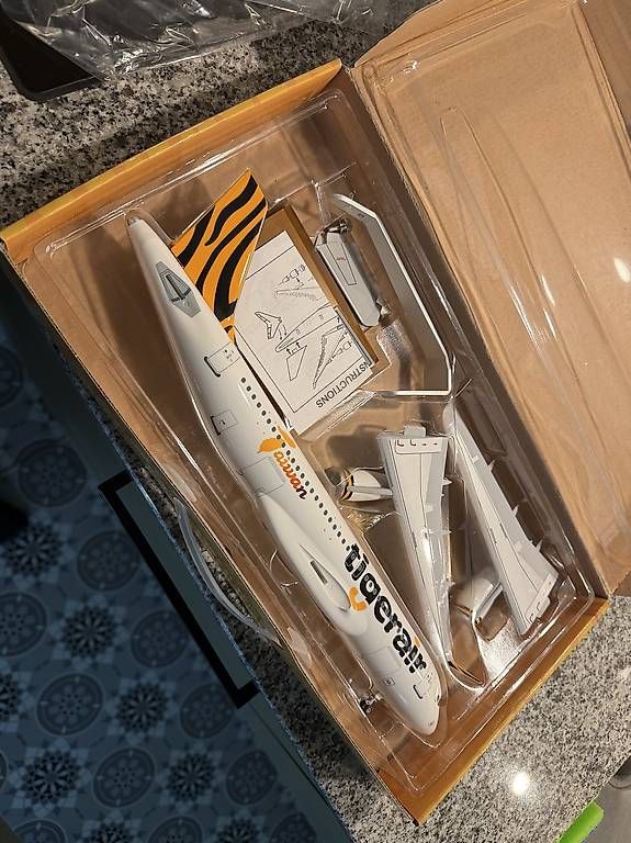 Airbus Kit di modellismo & Modellini statici: Malaysia Air Flugzeug 1:100 – Usato da Winterthur venduto da Calculating.Infinity 4
