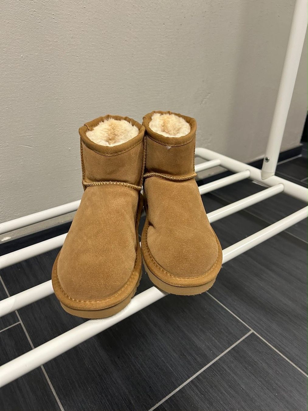 Scarpe per ragazze: Lammfellschuhe ungetragen – Nuovo (secondo la descrizione) da St. Margrethen SG venduto da Buco1981 3