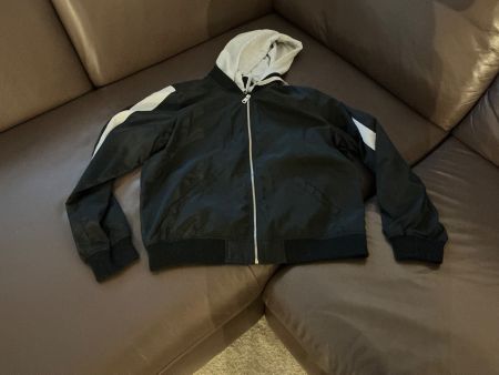 Schwarze leichte Jacke mit Kapuze, Grösse L
