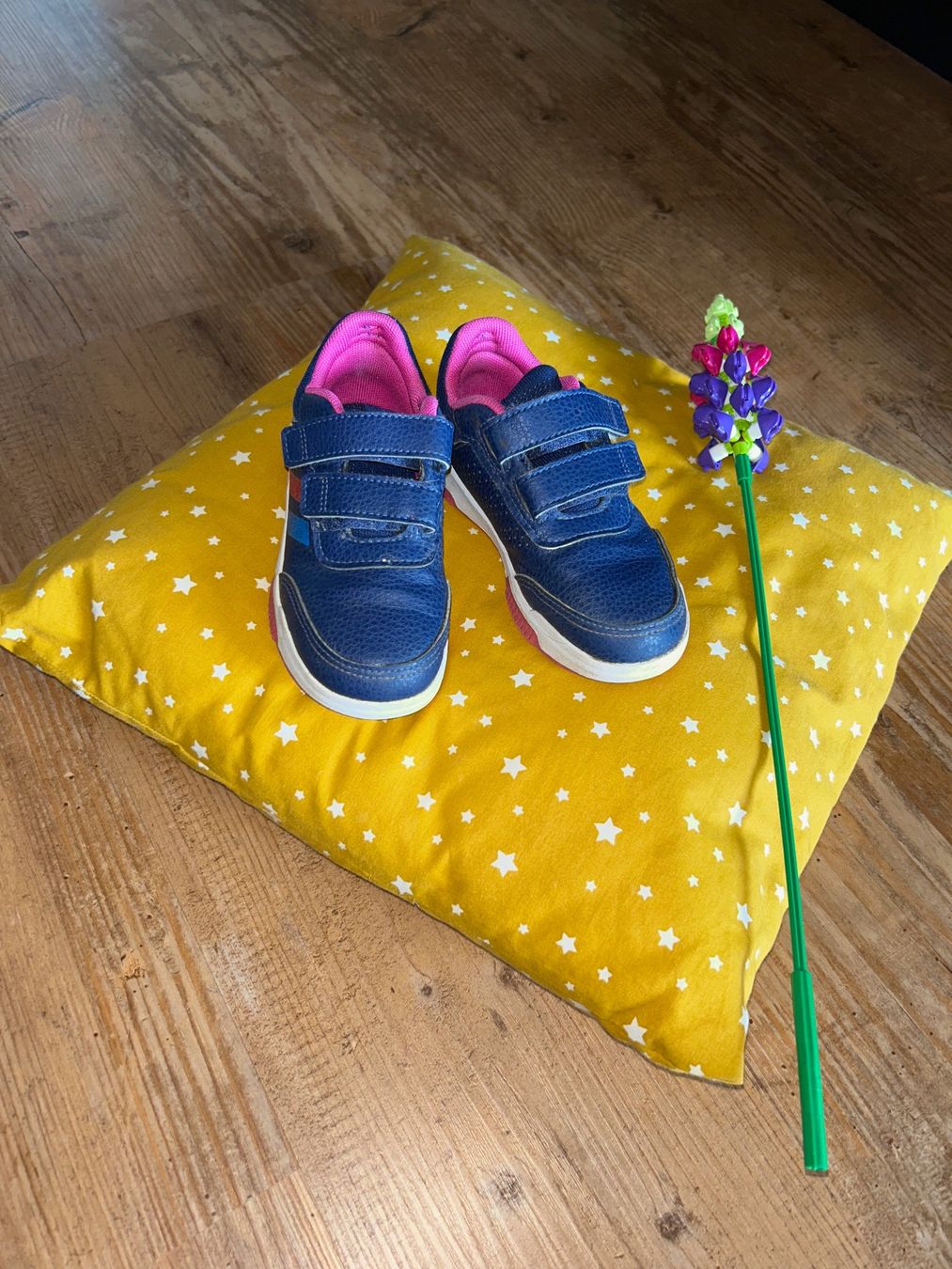 Adidas Chaussures filles: Sneaker Adidas 26.5 - neuwertig – D'occasion à Safenwil par 2hand_aber_wertvoll