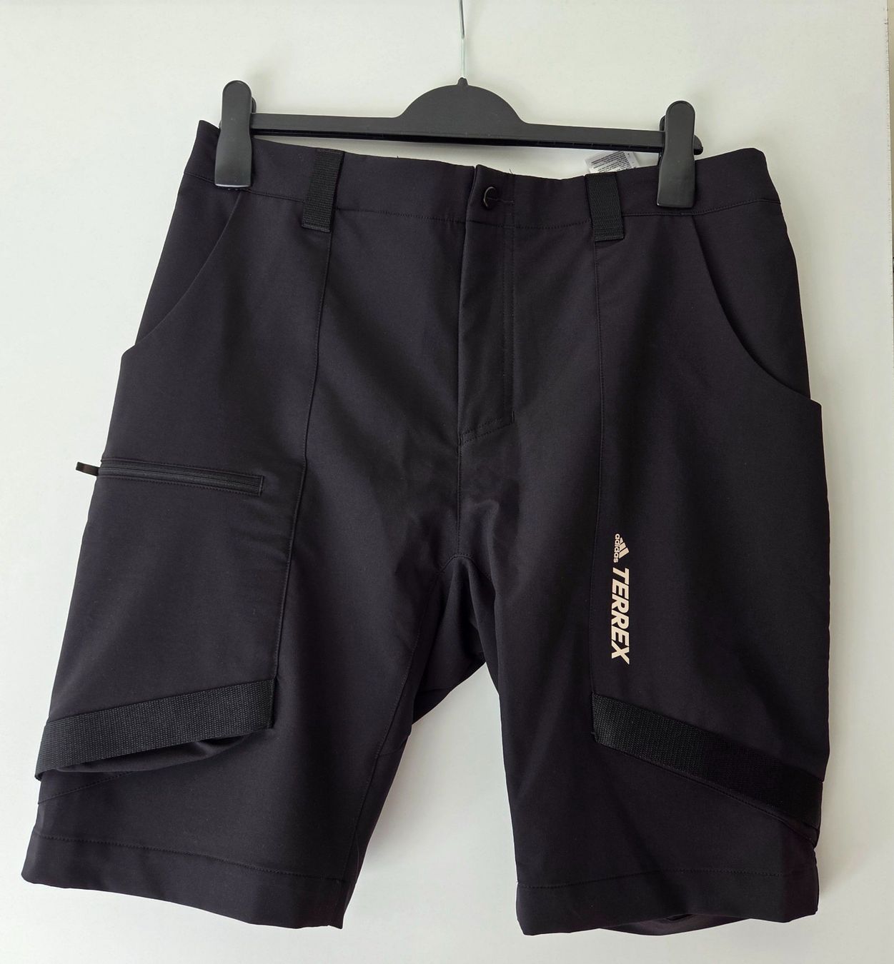Adidas Pantaloni: Adidas Herren Shorts schwarz Gr. 52 – Nuovo (secondo la descrizione) da Engelberg venduto da ben_w6lm