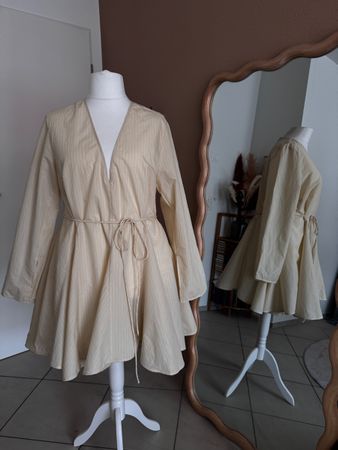 Sommerliches, beiges Kleid mit feinen Nadellinien