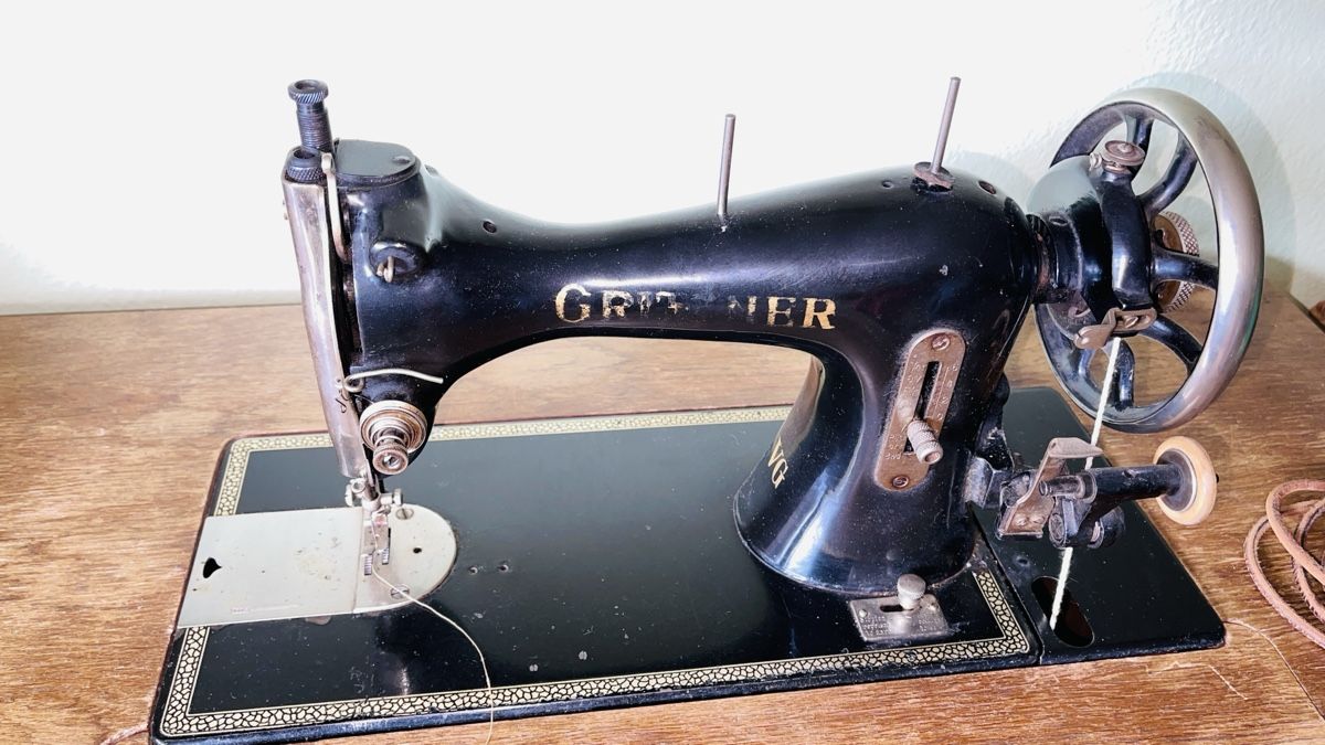 Nähmaschinen: Antike Gritzner Nähmaschine mit Tisch – Gebraucht aus Schönenbuch von hug_f2ny 5