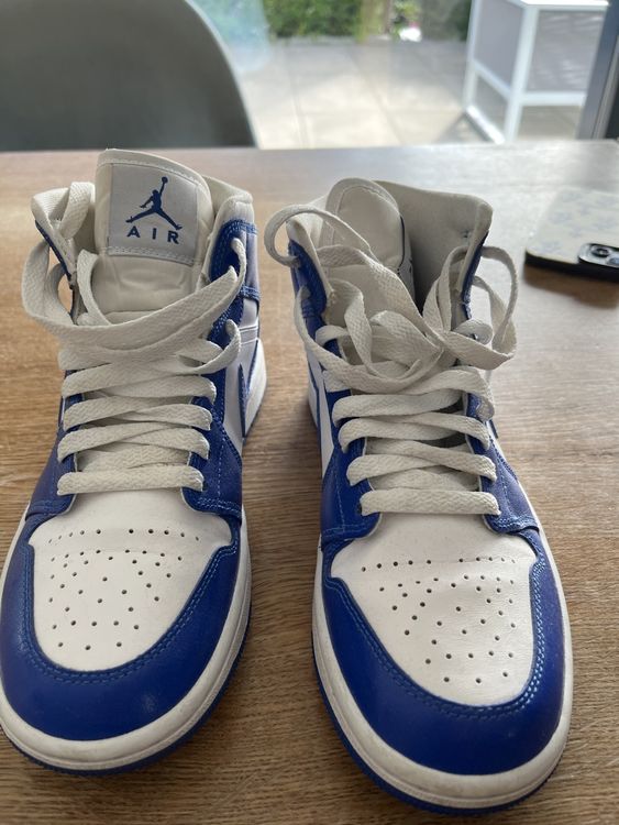 Jordan Chaussures femmes: Air Jordan 1 Mid Gr. 37.5 / US 6.5 💙🤍 Schuhe – D'occasion à magden par maikik