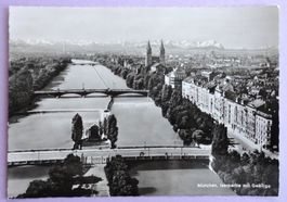 München - Isarpartie mit Gebirge