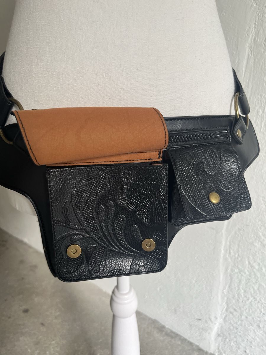 Taschen für Damen: Gürteltasche Lederoptik schwarz mit Muster neu – Neu und originalverpackt aus Uster von Corina0111114 1
