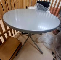 Runder Tisch silber Durchmesser 80 cm + 2 Stühle