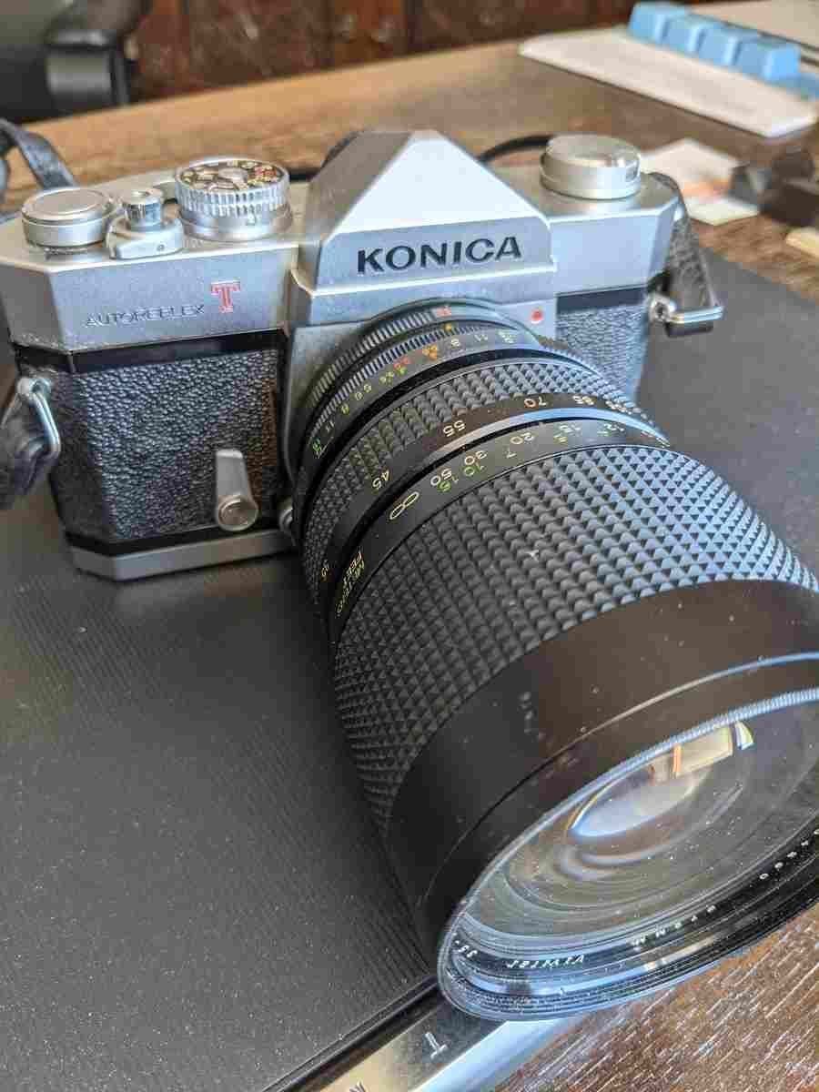 Konica Fotocamera: Konica Autoreflex T mit Vivitar 35 - 105 – Usato da Russikon venduto da Toni39