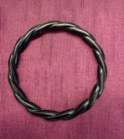 Schwarzer Armreif, gedrehtes Design - Elegante Accessoire!