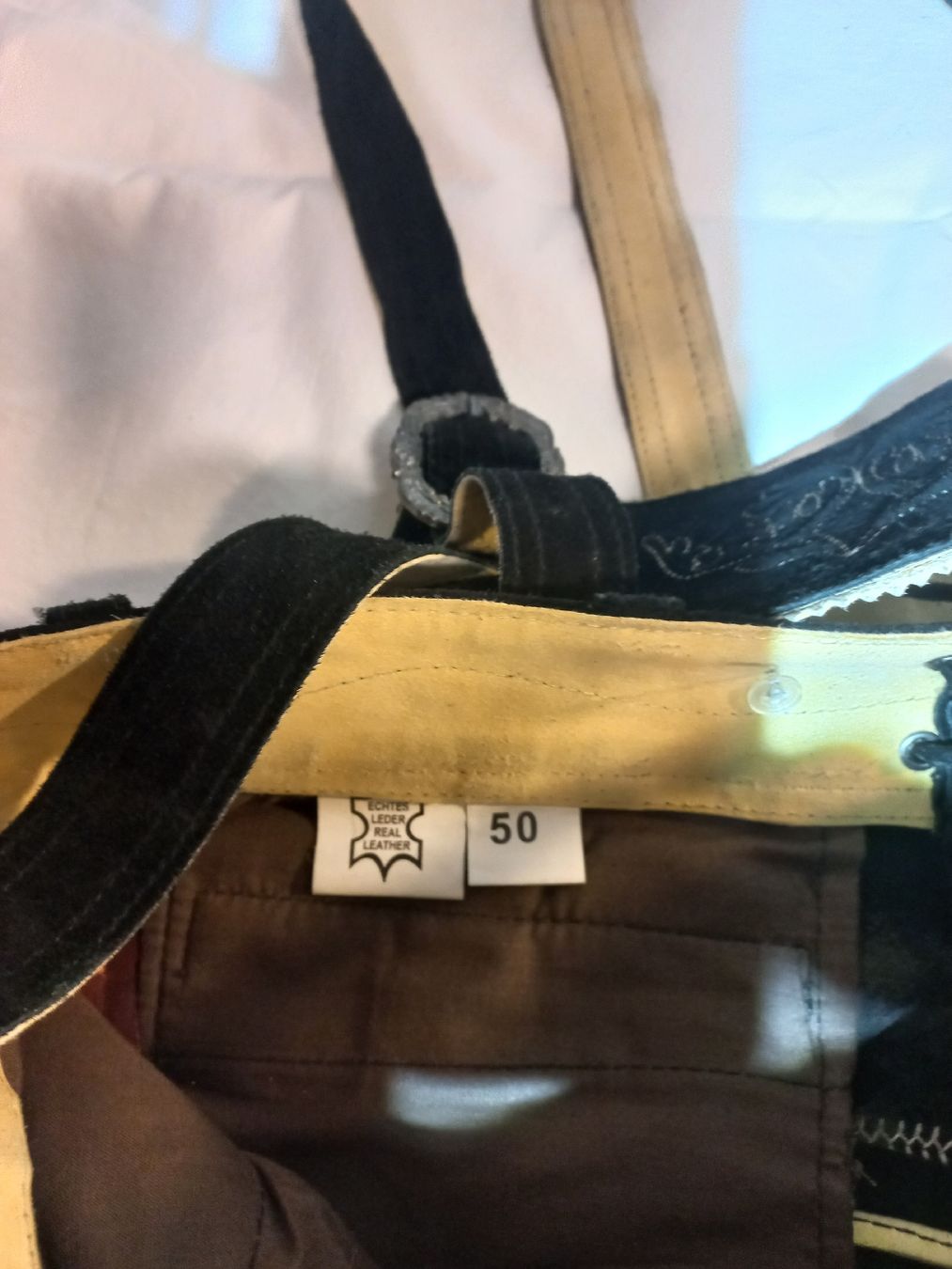Pantalons: Lederhosen mit Socken – D'occasion à Schwarzenberg LU par Trommelhund01 2