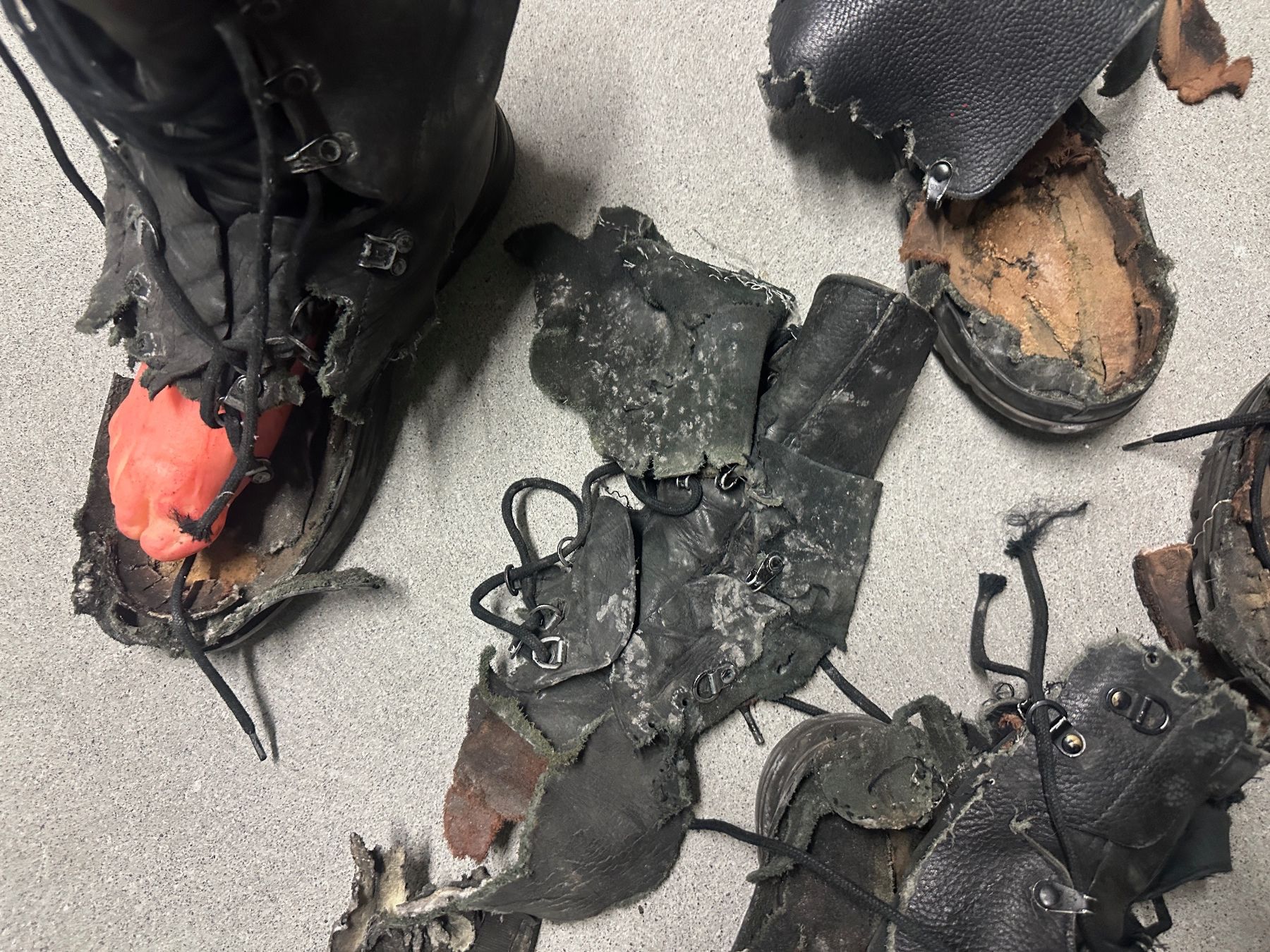 Schweizer Armee Scarpe da uomo: Schweizer Militärstiefel mit Handgranate gesprengt – Usato da Köniz venduto da Infresh8 6