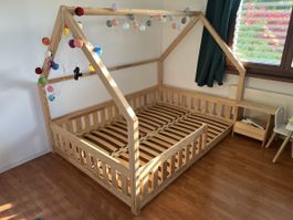 Grosses Kinderhausbett Bodenbett mit integriertem Lattenrost