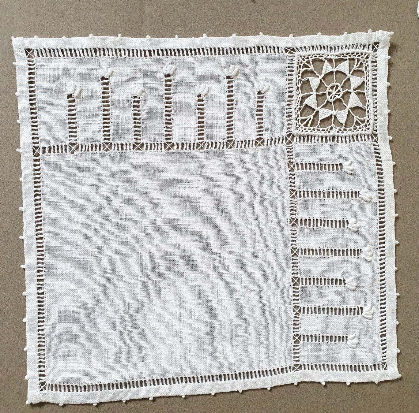 Altra biancheria da tavola: 3 anciens napperons brodés – Usato da Lausanne venduto da venise001 3