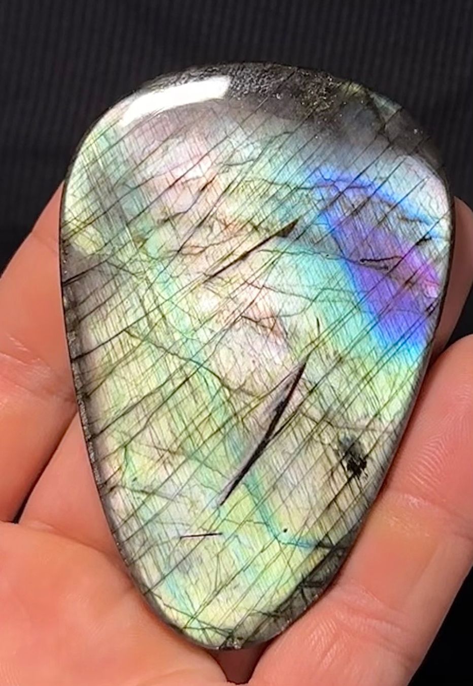 Mineralien & Heilsteine: Riesiges, Wunderschönes Labradorit Cabochon – Neu und originalverpackt aus Männedorf von CabochonExceptionnel
