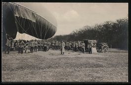 Soldaten füllen einen grossen Ballon au