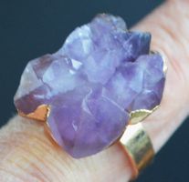 Ring G-171 – Amethyst goldig eingefasst – Grössenverstellbar