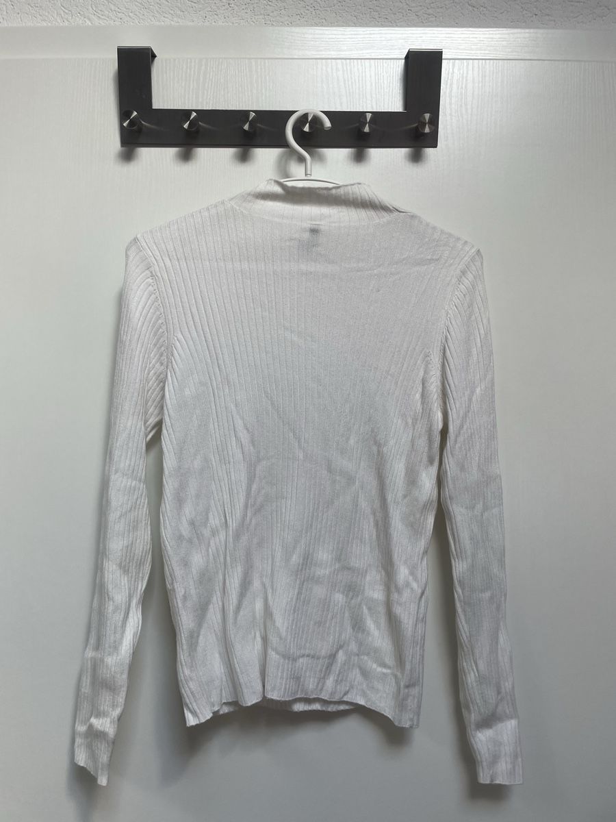Tops: Pull blanc côtelé à col montant – D'occasion à Corgémont par Leane.Z 1