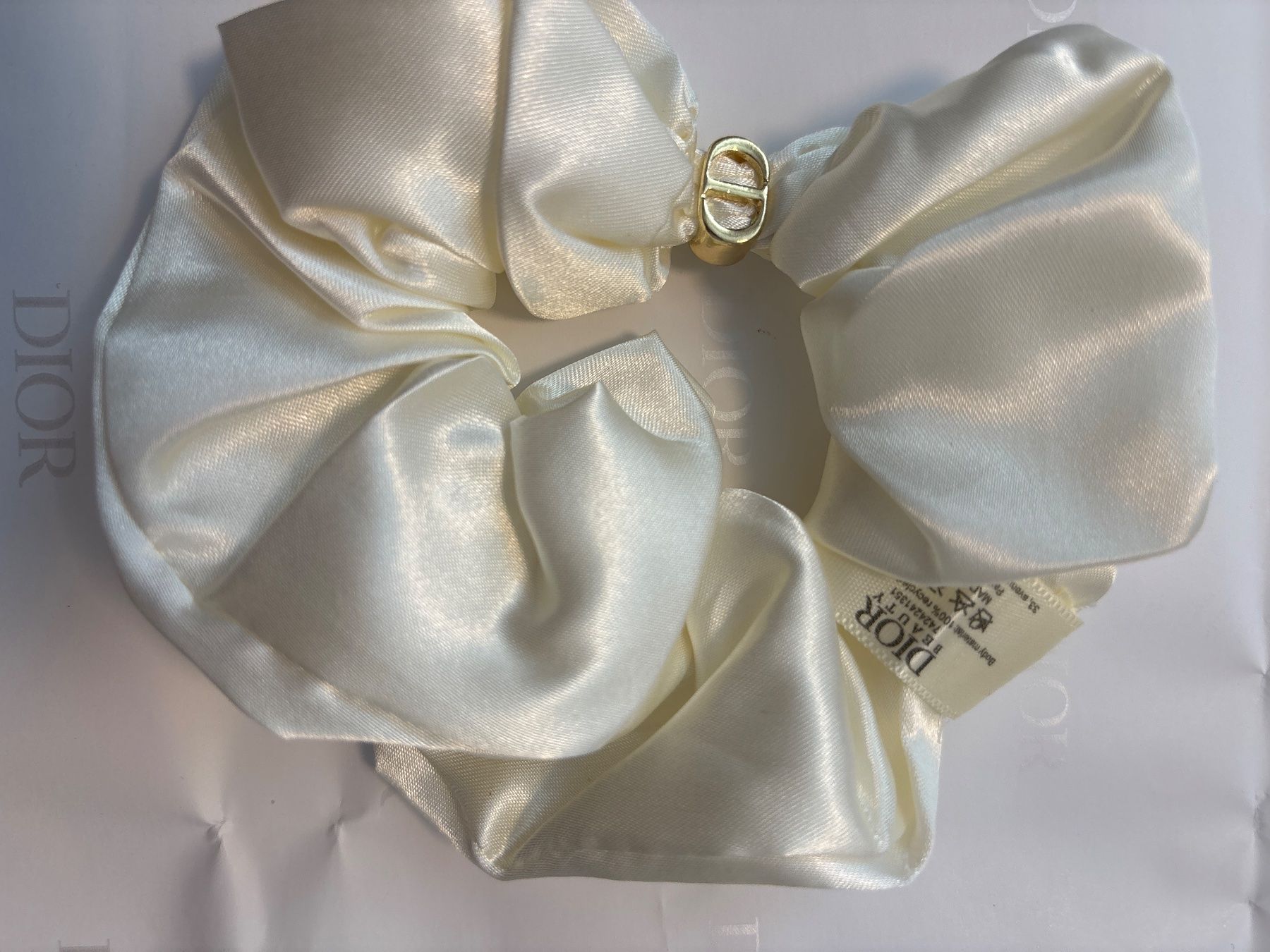 Dior Accessori per capelli: Original Dior Beauty CD Scrunchie - Ecru 🤍 – Nuovo (secondo la descrizione) da Bülach venduto da ter_6jf8 1