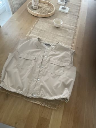Weste Zara beige mit Druckknöpfen. XS, wie neu 